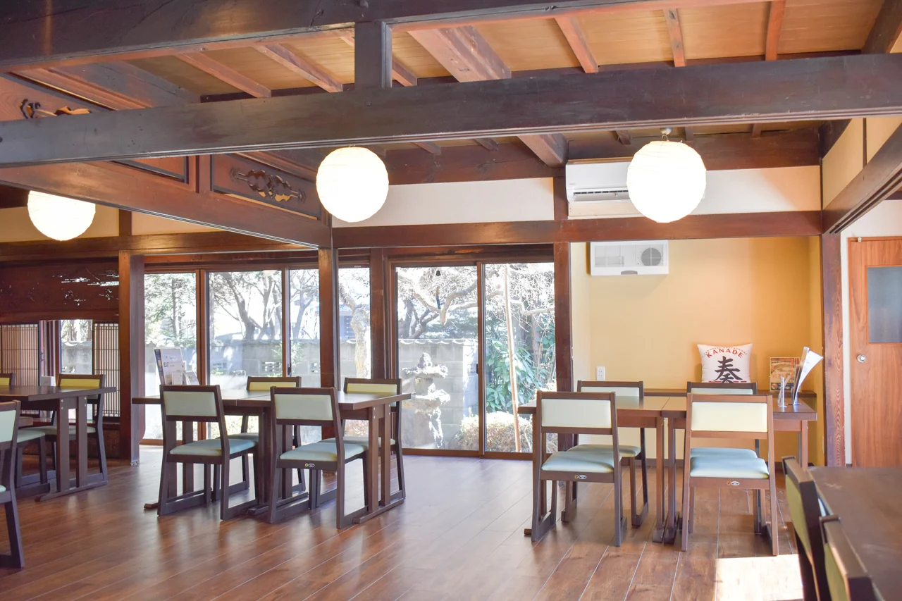 木の梁と窓からの光が広がる奏の1階店内