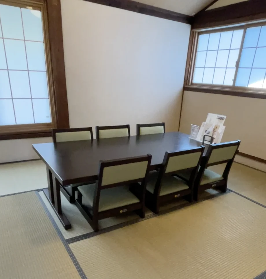 奏の2階にある畳敷きの個室。座卓と座椅子